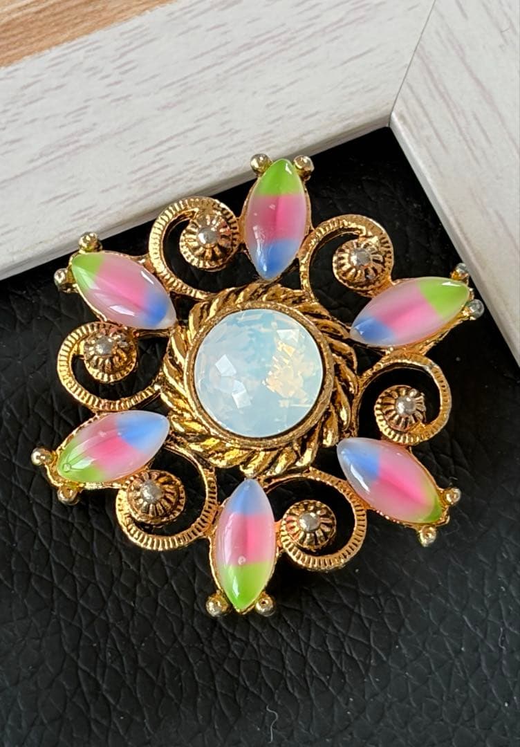 英国 パステルアイリスガラス ヴィンテージブローチF167